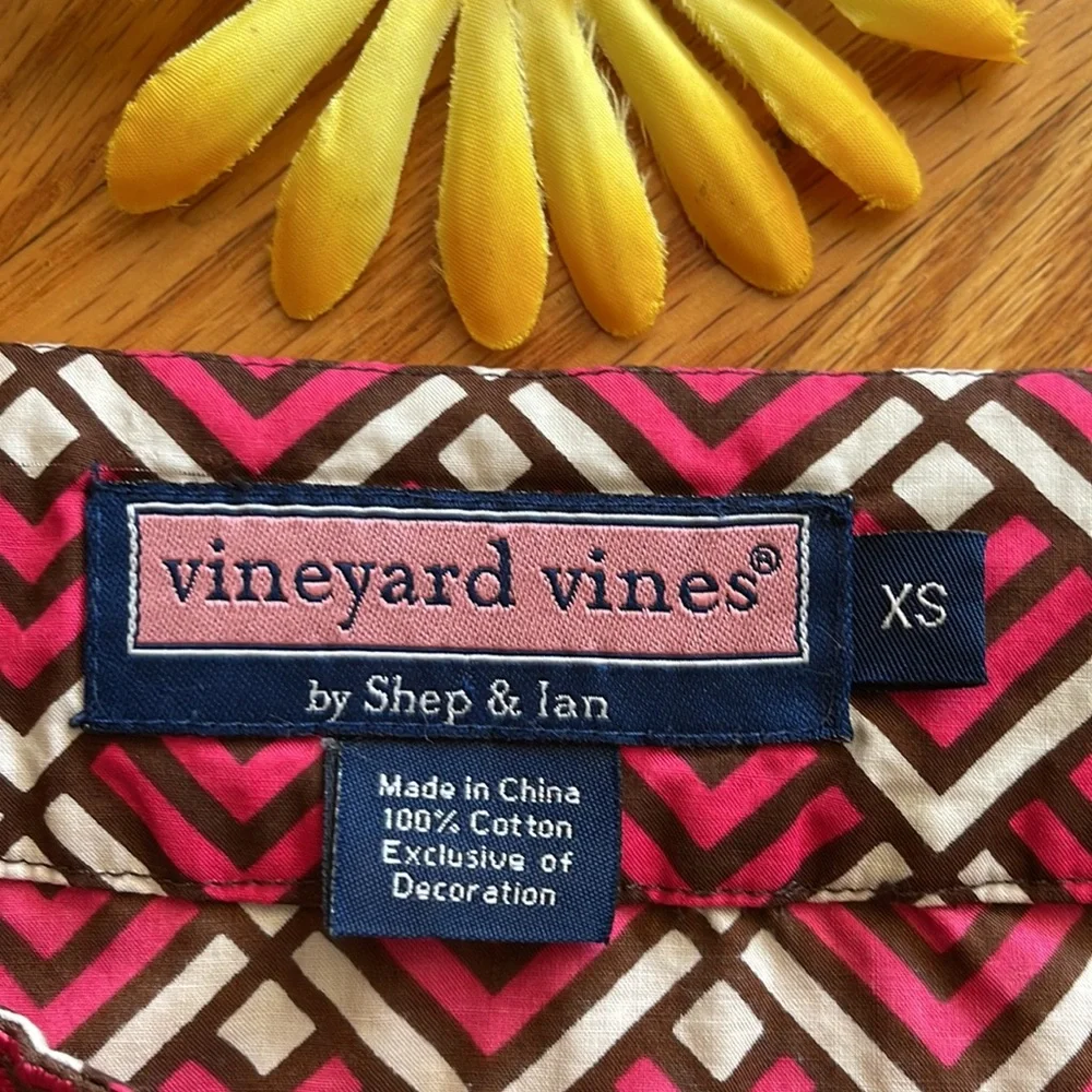 🌺 VINEYARD VINES; Adorable, 100% Cotton, Pink/Brown/Ecru Geometric Design Sz XS - Picture 2 of 10